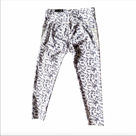 NWT JGX Women's Performance Leggings With Side
Pockets, Color: White & Grey - Picture 8 of 9